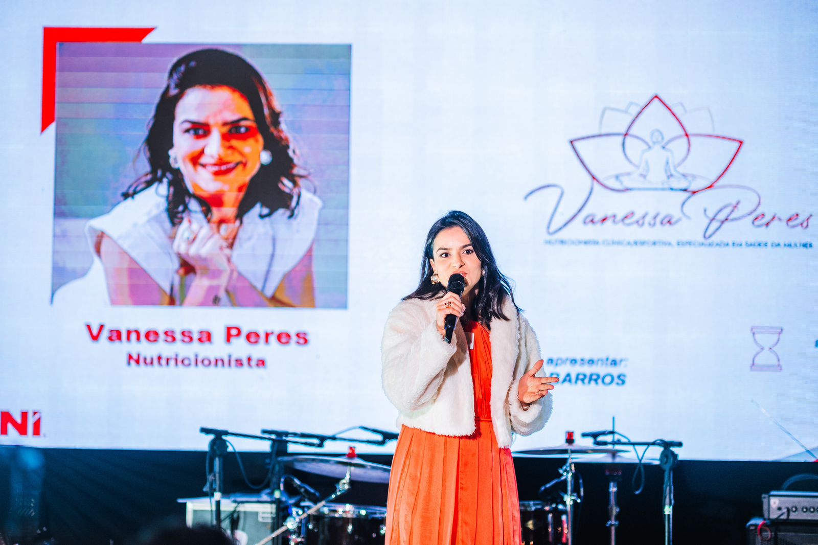 Vanessa Peres palestrando sobre nutrição materna e saúde da mulher