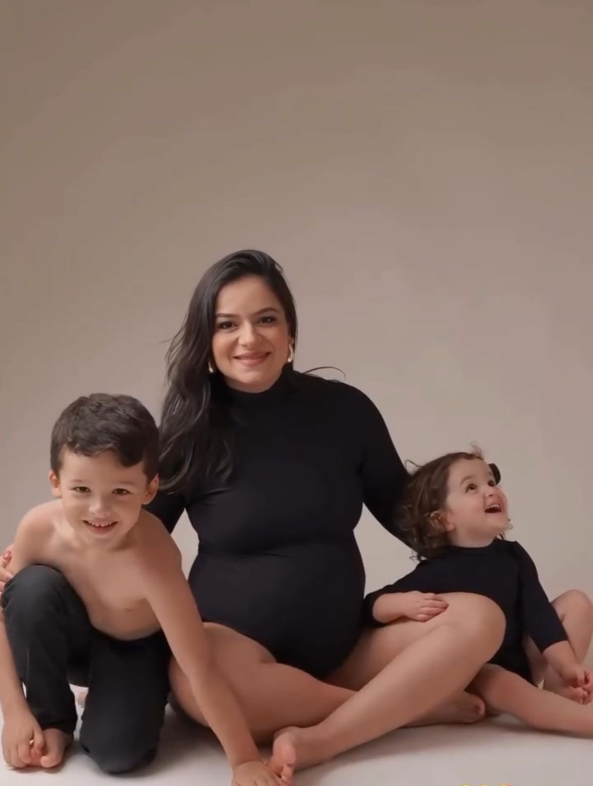 Vanessa Peres nutricionista materna com seus filhos